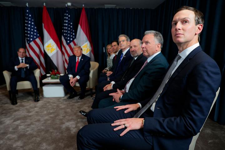 Jared Kushner, durante una reunión bilateral con el presidente egipcio Abdel Fattah el-Sisi y el presidente estadounidense Donald Trump, el 21 de enero de 2026, en el Foro de Davos.