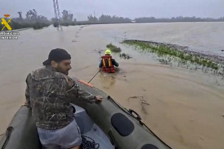 La Guardia Civil lleva a cabo un desalojo preventivo en Jerez de la Frontera, ante la subida de los ríos por el temporal, el 29 de enero de 2026.