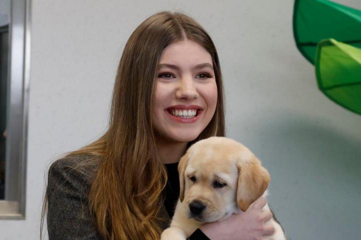 La infanta Sofía, con uno de los perros de la ONCE