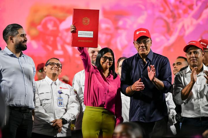 La presidenta encargada de Venezuela, Delcy Rodríguez, tras la firma de la ley