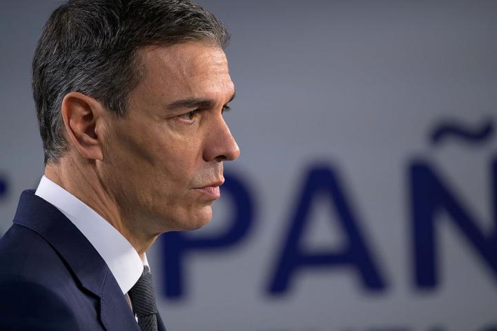 Pedro Sánchez, con gesto serio, en una reciente comparecencia desde Bruselas