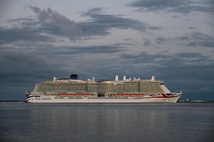 Un crucero retrasa su salida después de que 16 contenedores llenos de plátanos se cayeran por la borda