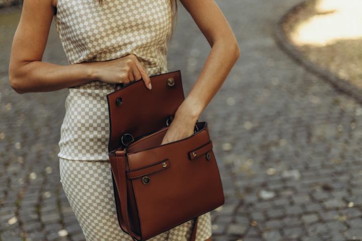 Una mujer con un bolso, en una imagen de archivo