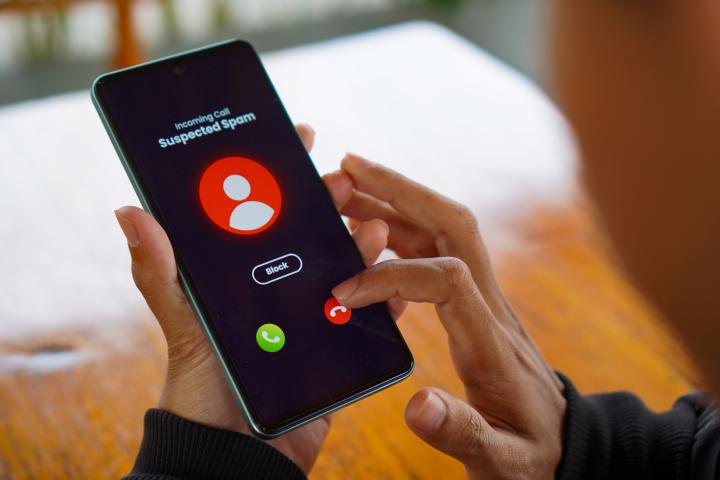 Una persona recibe una llamada fraudulenta.