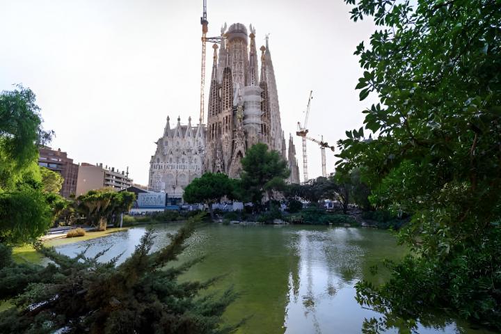 alt="alt="Vistas de la Sagrada Familia de Barcelona desde el parque de enfrente""