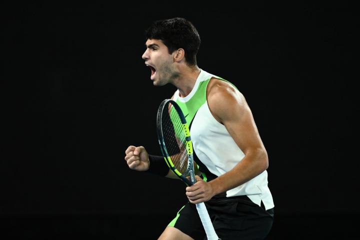 alt="alt="MELBOURNE (Australia), 01/02/2026.- Carlos Alcaraz of Spain celebrates a point during the Mens Singles final match against Novak Djokovic of Serbia at the Australian Open tennis tournament in Melbourne, Australia, 01 February 2026. (Tenis, España) EFE/EPA/JOEL CARRETT AUSTRALIA AND NEW ZEALAND OUT""