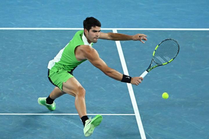 alt="alt="MELBOURNE (Australia), 01/02/2026.- Carlos Alcaraz of Spain in action during the Mens Singles final match against Novak Djokovic of Serbia at the Australian Open tennis tournament in Melbourne, Australia, 01 February 2026. (Tenis, España) EFE/EPA/JAMES ROSS AUSTRALIA AND NEW ZEALAND OUT""