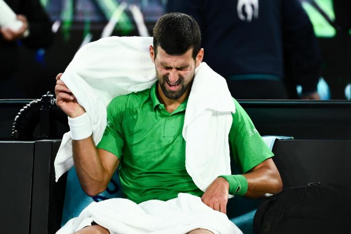 alt="alt="MELBOURNE (Australia), 01/02/2026.- Novak Djokovic of Serbia cools down on the bench during the Mens Singles final match against Carlos Alcaraz of Spain at the Australian Open tennis tournament in Melbourne, Australia, 01 February 2026. (Tenis, España) EFE/EPA/JOEL CARRETT AUSTRALIA AND NEW ZEALAND OUT""