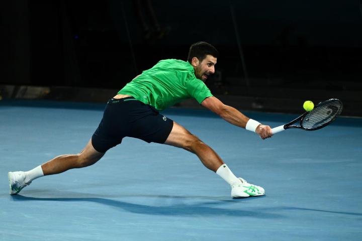alt="alt="MELBOURNE (Australia), 01/02/2026.- Novak Djokovic of Serbia in action during the Mens Singles final match against Carlos Alcaraz of Spain at the Australian Open tennis tournament in Melbourne, Australia, 01 February 2026. (Tenis, España) EFE/EPA/JOEL CARRETT AUSTRALIA AND NEW ZEALAND OUT""