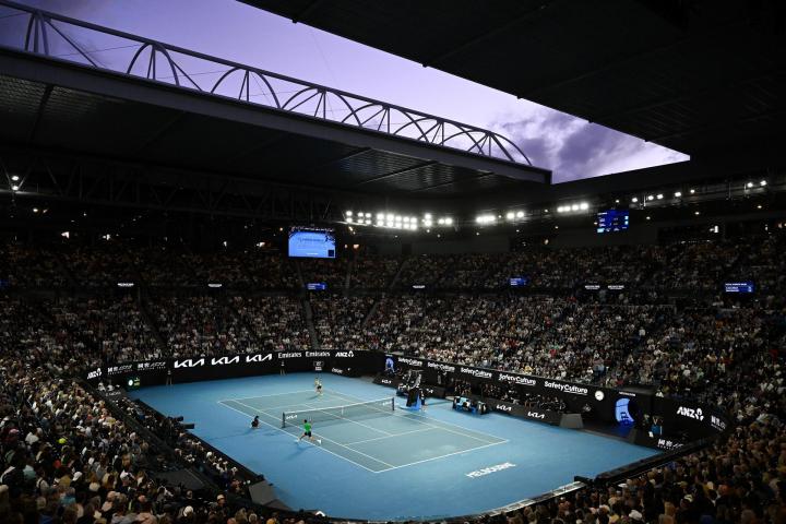 alt="alt="MELBOURNE (Australia), 01/02/2026.- A general view over Pat Rafter Arena during the Mens Singles final match Carlos Alcaraz of Spain against Novak Djokovic of Serbia at the Australian Open tennis tournament in Melbourne, Australia, 01 February 2026. (Tenis, España) EFE/EPA/JAMES ROSS AUSTRALIA AND NEW ZEALAND OUT""