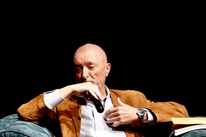 Arturo Pérez-Reverte en su comparecencia para explicar la cancelación de 'Letras de Sevilla' y anunciar la nueva fecha