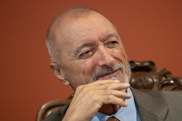 Arturo Pérez-Reverte en un acto público