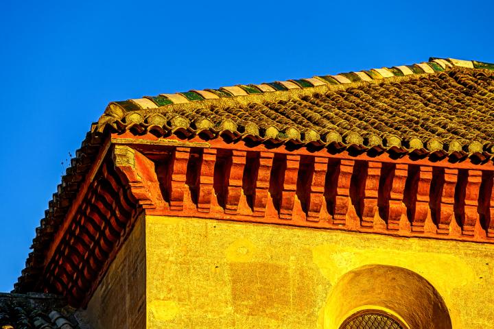 Cubierta de teja de barro y elementos arquitectónicos de una iglesia, en una imagen de archivo.