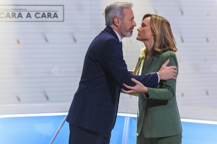 El candidato a la presidencia de Aragón por el PP, Jorge Azcón, y la candidata del PSOE, Pilar Alegría, se saludan en Aragón TV antes del debate electoral del 26 de enero de 2026.