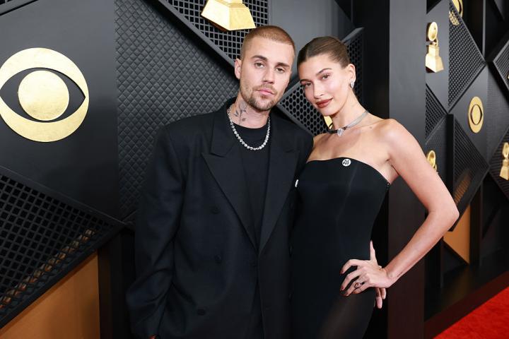 El cantante Justin Bieber y su pareja Hailey Bieber en los Grammy 2026.