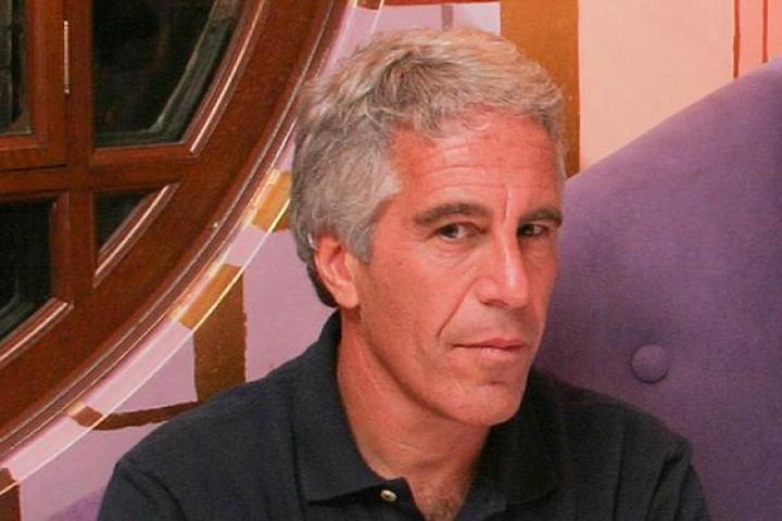 El pederasta Jeffrey Epstein, retratado en Cambridge en 2004, antes de que fuera detenido, cuando aún era un financiero de éxito.
