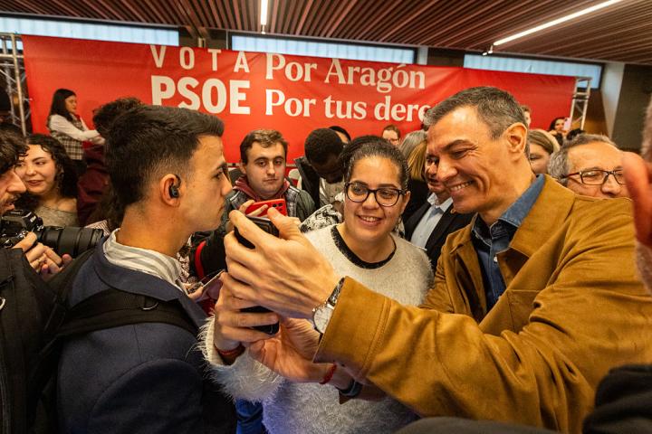 El presidente del Gobierno, Pedro Sánchez, atiende a simpatizantes del PSOE durante un mitin de campaña electoral aragonesa en el Hotel Palacio La Marquesa de Teruel, el 1 de febrero de 2026.