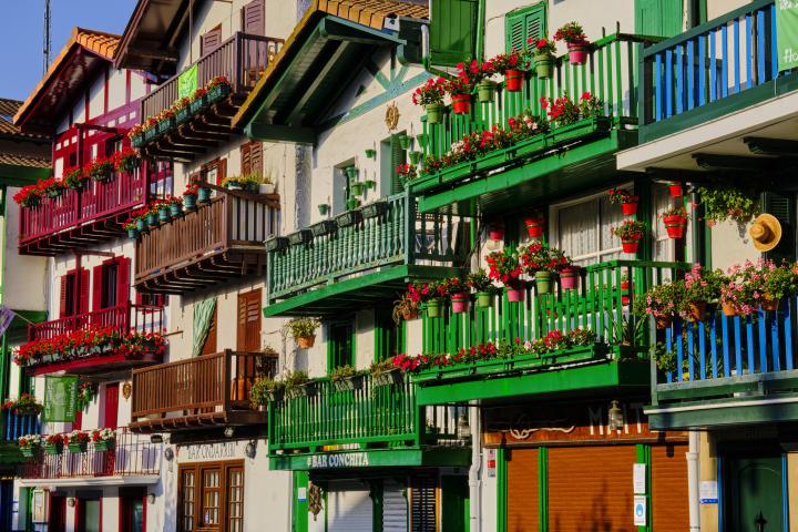 alt="alt="Spain, Basque Country, Guipuscoa, Hondarribia, San Pedro street, facade of traditional houses""
