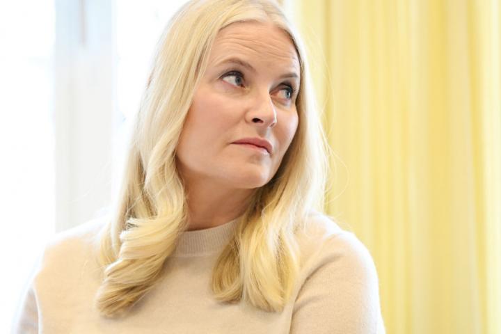 La princesa heredera de Noruega, Mette-Marit, visita a los Payasos de la Salud en el Hospital Ulleval de Oslo, el 5 de marzo de 2025.