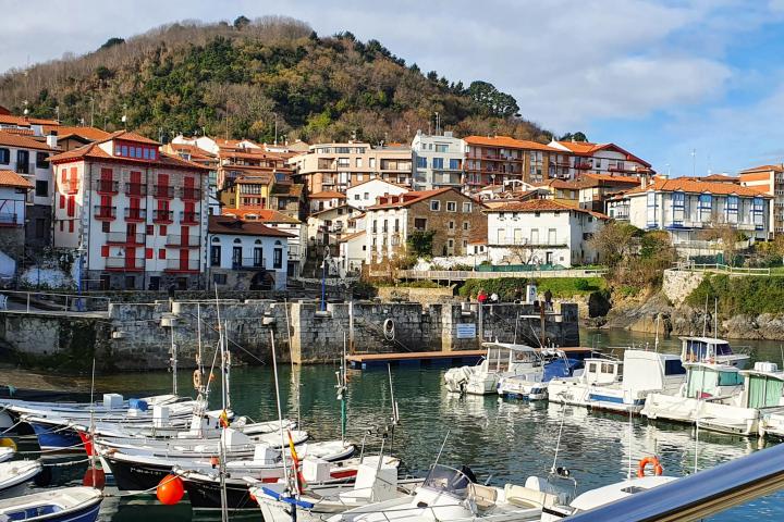 alt="alt="Marina and town of Lekeitio, Lea-Artibai, Biscay, Basque Country, Spain""