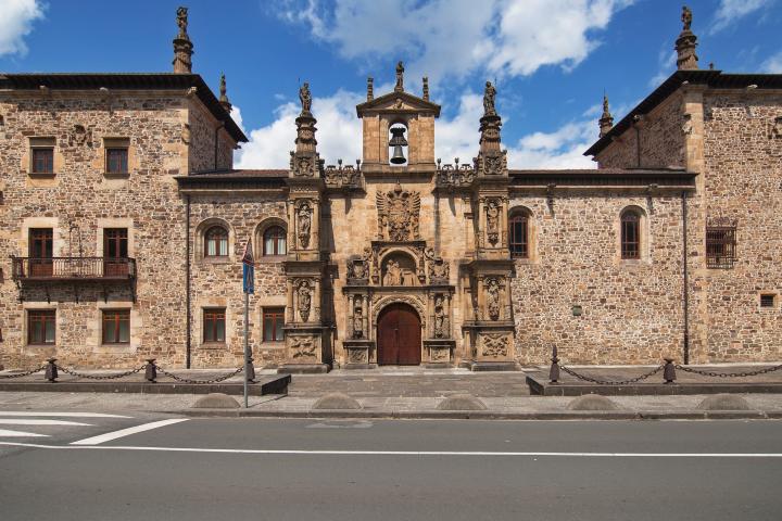 alt="alt="Onati, Spain - August 15, 2015: Renaissance facade of the University Sancti Spiritus,""