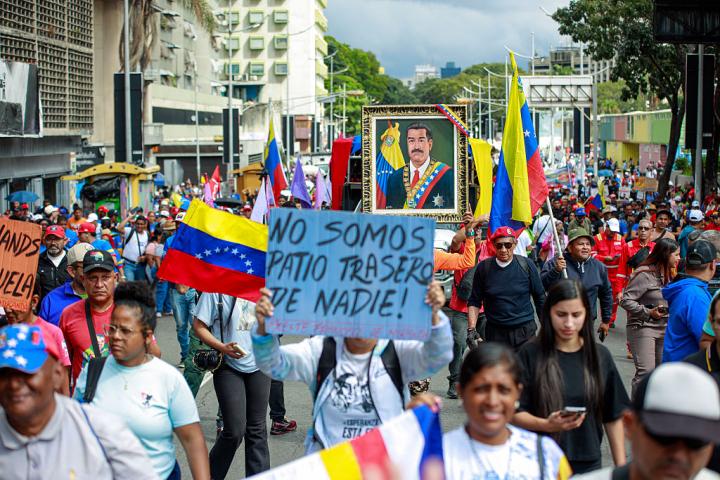 Trabajadores de diversos sectores participan en una marcha en apoyo al expresidente Nicolás Maduro en Caracas (Venezuela), el 14 de enero de 2026.