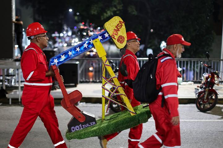 Trabajadores de PDVSA portan una réplica de cartón de una plataforma tras la presentación de la nueva reforma del ramo en el Palacio de Miraflores (Caracas), el 29 de enero de 2026.