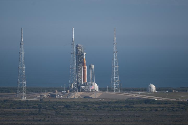 Cohete del Sistema de Lanzamiento Espacial (SLS) y la nave espacial Orion (arriba) de la misión Artemis II; en una imagen de archivo.