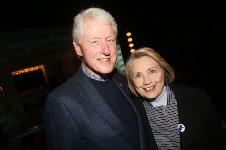 El expresidente de EEUU, BIll Clinton, y la exsecretaria de Estado, Hillary Clinton, en el estreno de la obra en el Manhattan Theatre Club, el 22 de octubre de 2019, en Nueva York.