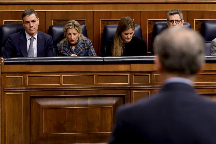 Miembros del Gobierno sentados en el Congreso durante una sesión parlamentaria, en un contexto de debate político.