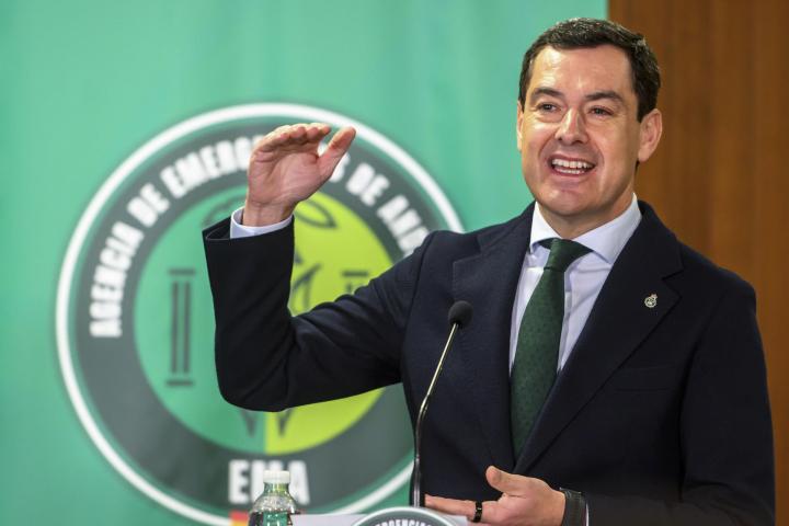 SEVILLA. 03/02/2026. - El presidente de la Junta de Andalucía, Juanma Moreno, informa a los medios tras haber presidido la reunión del Comité Asesor del Plan Territorial de Emergencias de Andalucía, ante el riesgo de llegada de un fenómeno meteorológico adverso que podría traer lluvias intensas y constantes a partir del martes por la noche. EFE/ Raul Caro