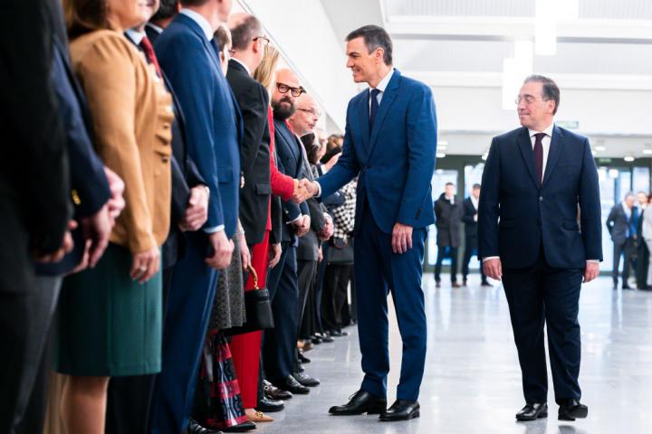 El presidente del Gobierno, Pedro Sánchez, y el ministro de Exteriores, José Manuel Albares, saludan a los embajadores españoles antes de una conferencia con ellos, el 10 de enero de 2025, en Madrid.