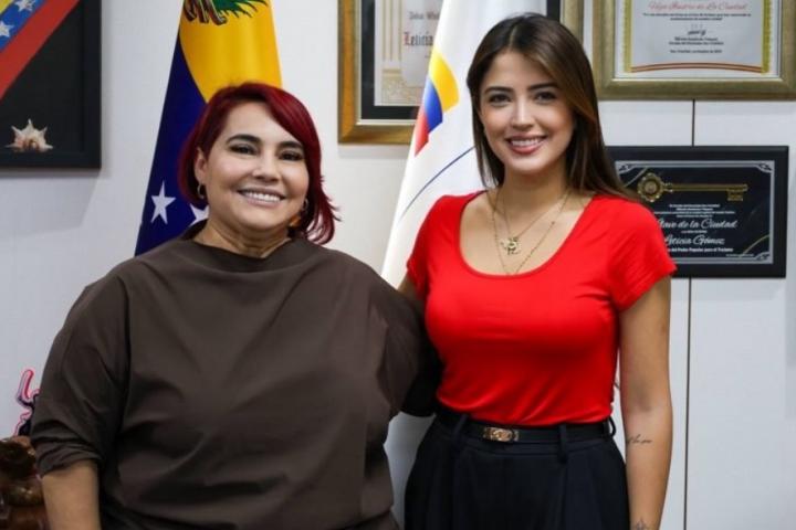 La exministra de Turismo de Venezuela Leticia Gómez, con su sucesora en el cargo, Daniella Cabello. Influencer, cantante e hija del ministro de Interior, Diosdado Cabello.