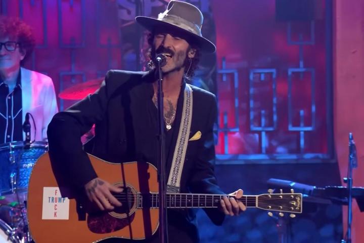 Leiva y la pegatina de 'Fuck Trump' en su guitarra.