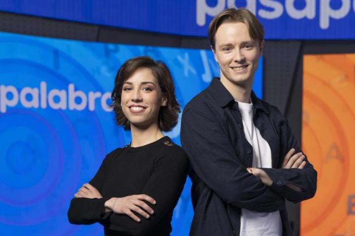 Los concursantes Rosa y Manu posan para 'Pasapalabra'