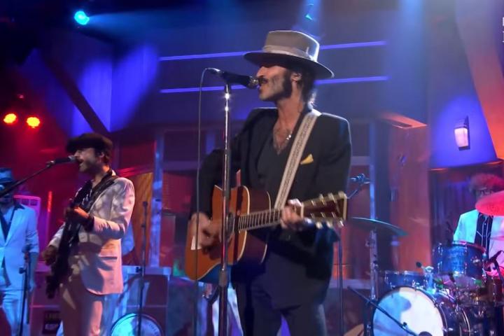 Momento de la actuación de Leiva en 'La Revuelta'.