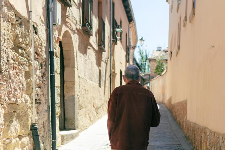 Un anciano pasea por las calles de un histórico pueblo