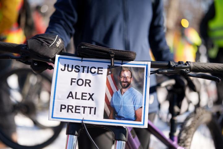 Un cartel que exige justicia para Alex Pretti, asesinado por agentes de Aduanas, cuelga del manillar de una bicicleta durante una marcha en su memoria en Minnesota, el 31 de enero de 2026.