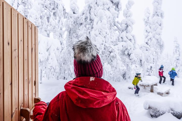 Una persona, en la nieve en Finlandia.