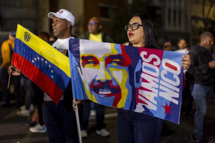 Unos manifestantes sostienen banderas en una vigilia en Caracas (Venezuela) por la liberación de Nicolás Maduro y Cilia Flores, el 2 de febrero de 2026.