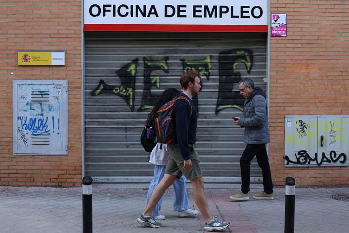 Varias personas pasan ante a una oficina del SEPE, el 4 de noviembre de 2025, en Madrid.