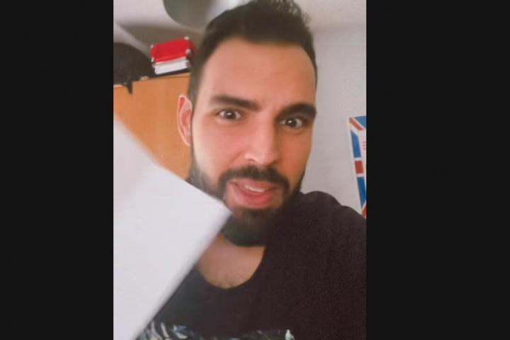 Abel Pons lee la carta que le ha enviado la Junta de Andalucía.