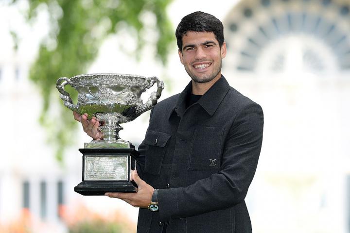 Carlos Alcaraz, posando con la copa del Open de Australia