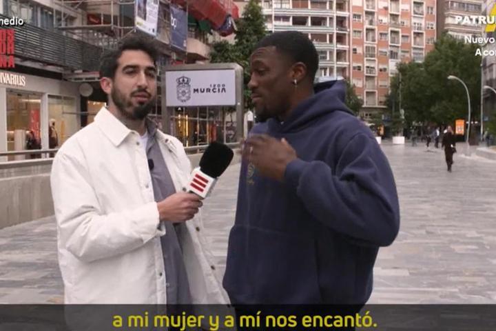Dylan Ennis charlando para 'El Intermedio'.