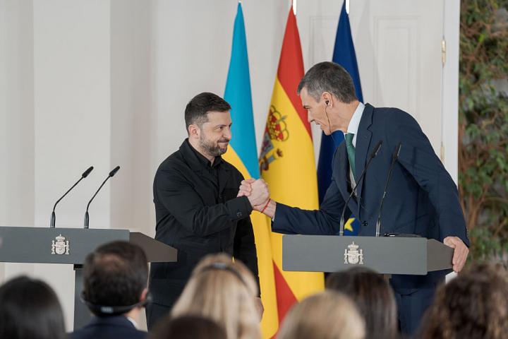 El presidente del Gobierno español, Pedro Sánchez, da un apretón de manos al de Ucrania, Volodimir Zelenski, en el Palacio de la Moncloa, en Madrid, el 18 de noviembre de 2025.