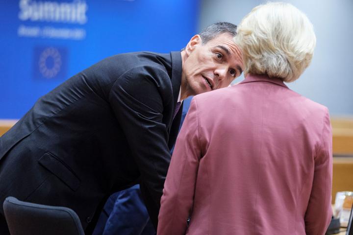 El presidente del Gobierno, Pedro Sánchez, conversa con la presidenta de la Comisión Europea, Ursula von der Leyen, antes de la Cumbre UE-Balcanes Occidentales, el 17 de diciembre de 2025 en Bruselas.