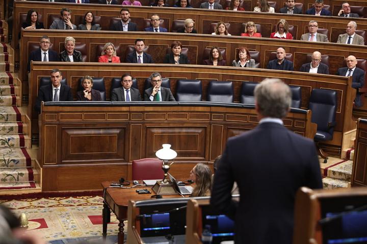 El presidente del PP, Alberto Núñez Feijóo, con la bancada del Gobierno PSOE-Sumar al fondo, durante una intervención en el Congreso, el 10 de diciembre de 2025.