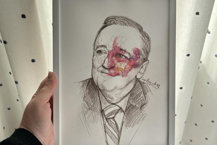 Imagen de la artista Coco Bay Art sosteniendo el retrato de Mariano Barbacid.