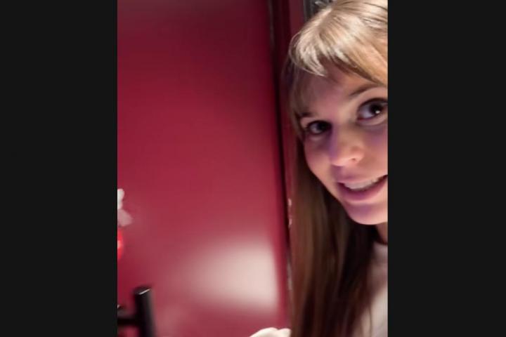 Nadie enseña el cartel que han colgado dentro de un baño.