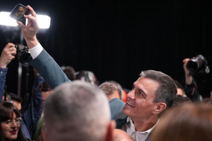 Pedro Sánchez hace un selfi junto a varios simpatizantes en un mitin del PSOE